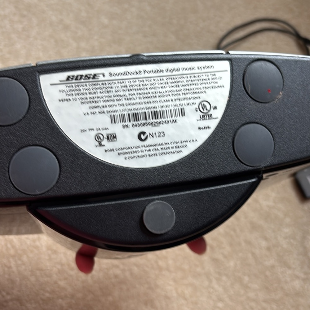 Bose SoundDock System with Remote and Charger - Black and Silver - Picture 2 of 3